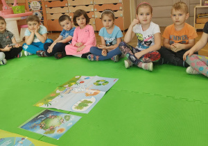 Przedszkolaki oglądają ilustracje Ziemi i recyklingu